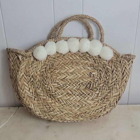 Beautiful pom pom rattan bag - Picture 1 of 3